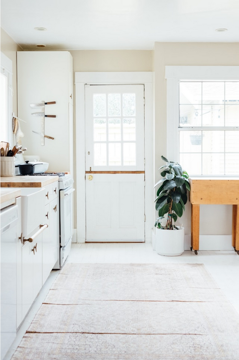Cocina colonial blanco y madera